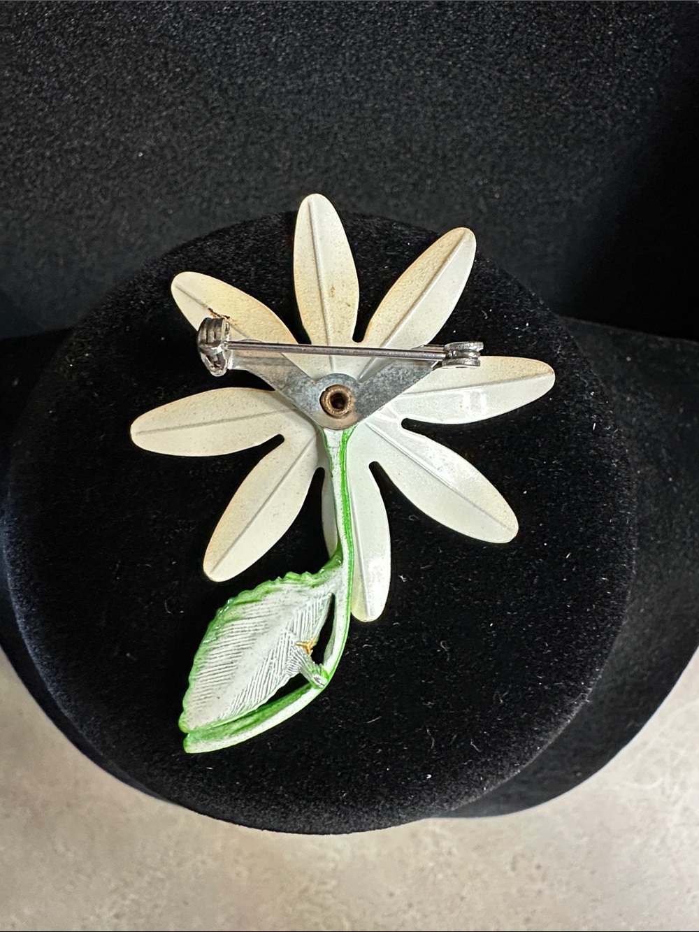 Vintage 1960’s Enamel Yellow Daisy Flower Brooch with Green Leaf - Picture 2 of 11